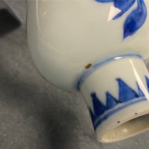 A Chinese blue and white bottle vase with floral design, Transitional period — photo 13