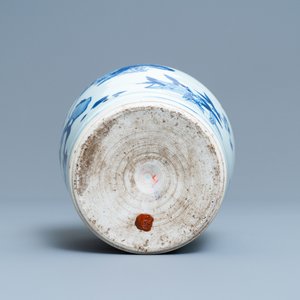 A Chinese blue and white bottle vase with floral design, Transitional period — photo 5