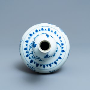 A Chinese blue and white bottle vase with floral design, Transitional period — photo 6