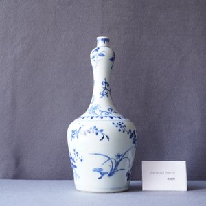 A Chinese blue and white bottle vase with floral design, Transitional period — photo 8
