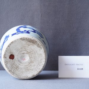 A Chinese blue and white bottle vase with floral design, Transitional period — photo 9