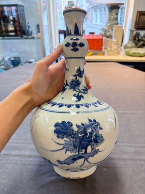 A Chinese blue and white bottle vase with floral design, Transitional period — photo 1
