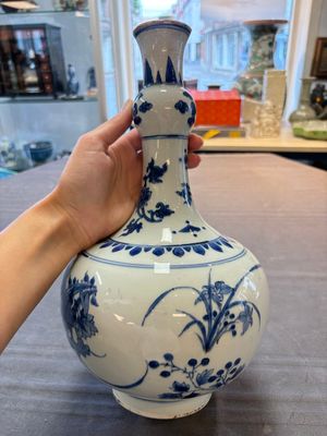 A Chinese blue and white bottle vase with floral design, Transitional period — photo 2