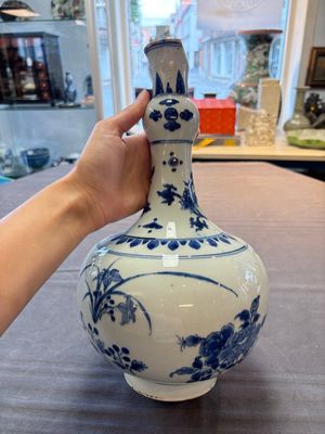 A Chinese blue and white bottle vase with floral design, Transitional period — photo 3