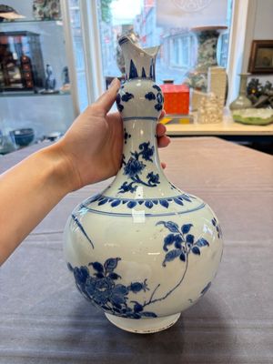 A Chinese blue and white bottle vase with floral design, Transitional period — photo 4