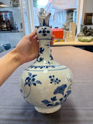 A Chinese blue and white bottle vase with floral design, Transitional period — photo 5