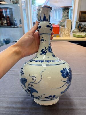 A Chinese blue and white bottle vase with floral design, Transitional period — photo 6