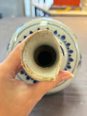 A Chinese blue and white bottle vase with floral design, Transitional period — photo 7