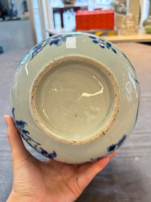 A Chinese blue and white bottle vase with floral design, Transitional period — photo 8