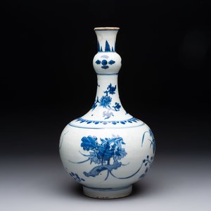 A Chinese blue and white bottle vase with floral design, Transitional period — photo 1
