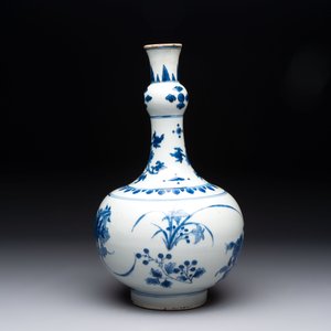A Chinese blue and white bottle vase with floral design, Transitional period — photo 2