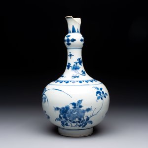 A Chinese blue and white bottle vase with floral design, Transitional period — photo 3