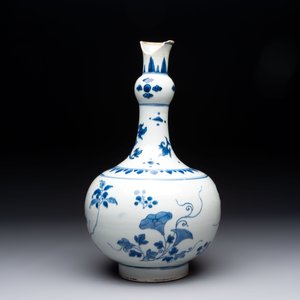 A Chinese blue and white bottle vase with floral design, Transitional period — photo 4