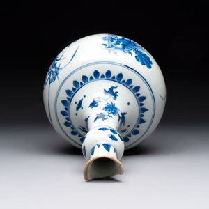 A Chinese blue and white bottle vase with floral design, Transitional period — photo 5