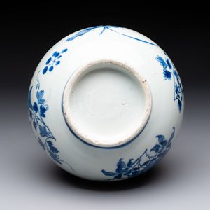A Chinese blue and white bottle vase with floral design, Transitional period — photo 6