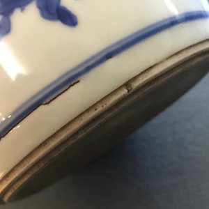 A Chinese blue and white bottle vase with floral design, Transitional period — photo 14