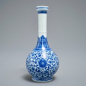 A Chinese blue and white bottle vase with floral design, Yongzheng mark, 19/20th C. — photo 2