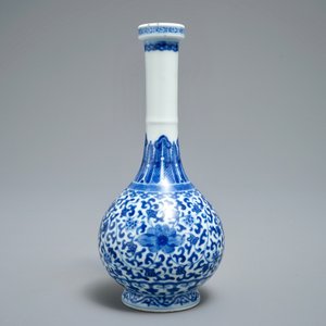 A Chinese blue and white bottle vase with floral design, Yongzheng mark, 19/20th C. — photo 3