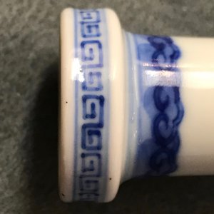 A Chinese blue and white bottle vase with floral design, Yongzheng mark, 19/20th C. — photo 9