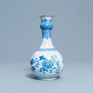 A Chinese blue and white bottle vase with floral design, Yongzheng/Qianlong — 照片 1