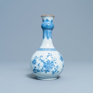 A Chinese blue and white bottle vase with floral design, Yongzheng/Qianlong — 照片 2