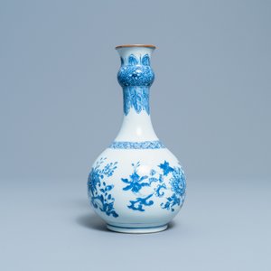 A Chinese blue and white bottle vase with floral design, Yongzheng/Qianlong — 照片 4