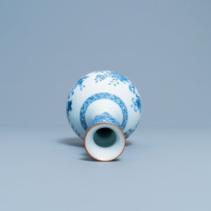 A Chinese blue and white bottle vase with floral design, Yongzheng/Qianlong — 照片 5