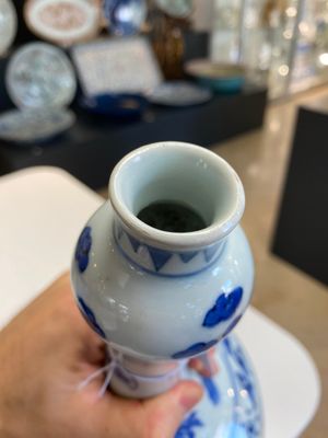 A Chinese blue and white bottle vase with floral designs, Transitional period — photo 5