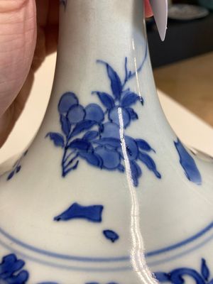 A Chinese blue and white bottle vase with floral designs, Transitional period — photo 6