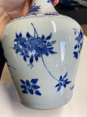 A Chinese blue and white bottle vase with floral designs, Transitional period — photo 9