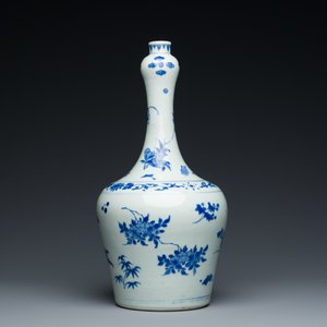 A Chinese blue and white bottle vase with floral designs, Transitional period — photo 3