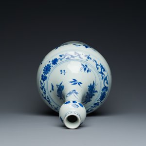 A Chinese blue and white bottle vase with floral designs, Transitional period — photo 5