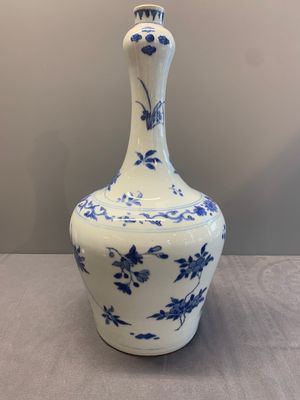 A Chinese blue and white bottle vase with floral sprigs, Transitional period — photo 1