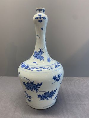 A Chinese blue and white bottle vase with floral sprigs, Transitional period — photo 2