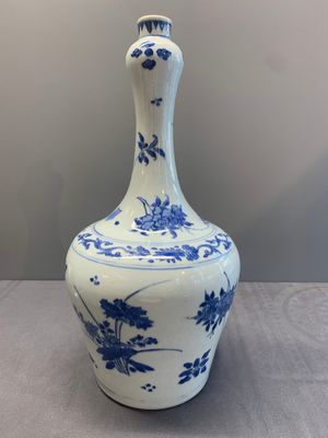 A Chinese blue and white bottle vase with floral sprigs, Transitional period — photo 3
