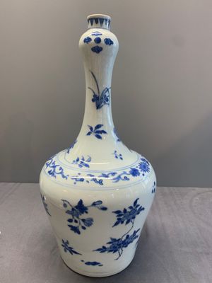 A Chinese blue and white bottle vase with floral sprigs, Transitional period — photo 4
