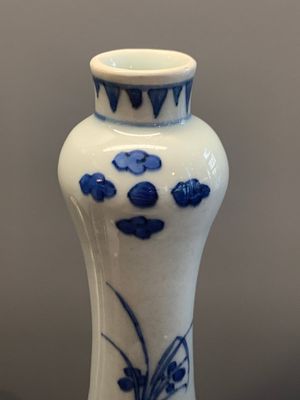 A Chinese blue and white bottle vase with floral sprigs, Transitional period — photo 5