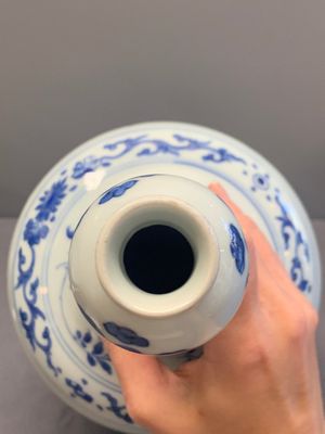 A Chinese blue and white bottle vase with floral sprigs, Transitional period — photo 6