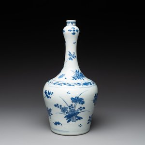 A Chinese blue and white bottle vase with floral sprigs, Transitional period — photo 1