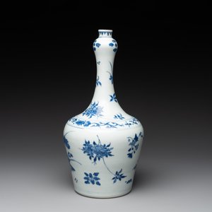 A Chinese blue and white bottle vase with floral sprigs, Transitional period — photo 2