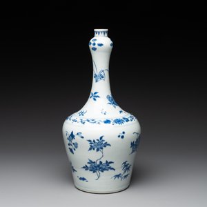 A Chinese blue and white bottle vase with floral sprigs, Transitional period — photo 3