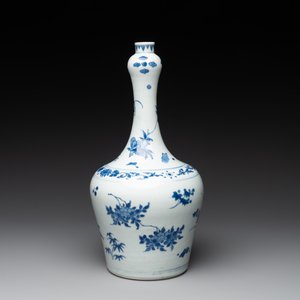 A Chinese blue and white bottle vase with floral sprigs, Transitional period — photo 4