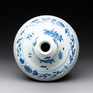 A Chinese blue and white bottle vase with floral sprigs, Transitional period — photo 5