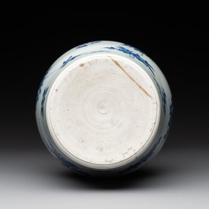 A Chinese blue and white bottle vase with floral sprigs, Transitional period — photo 6