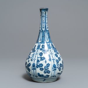 A Chinese blue and white bottle vase with flowers, Wanli — photo 3