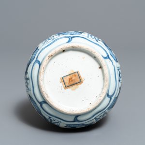 A Chinese blue and white bottle vase with flowers, Wanli — photo 5