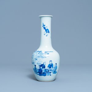 A Chinese blue and white bottle vase with go-players, 19/20th C. — photo 1