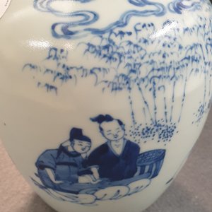 A Chinese blue and white bottle vase with go-players, 19/20th C. — photo 14