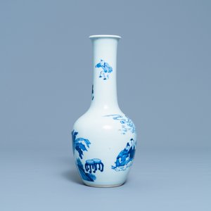 A Chinese blue and white bottle vase with go-players, 19/20th C. — photo 3