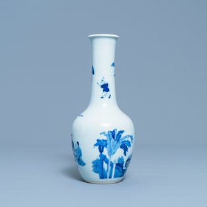 A Chinese blue and white bottle vase with go-players, 19/20th C. — photo 4